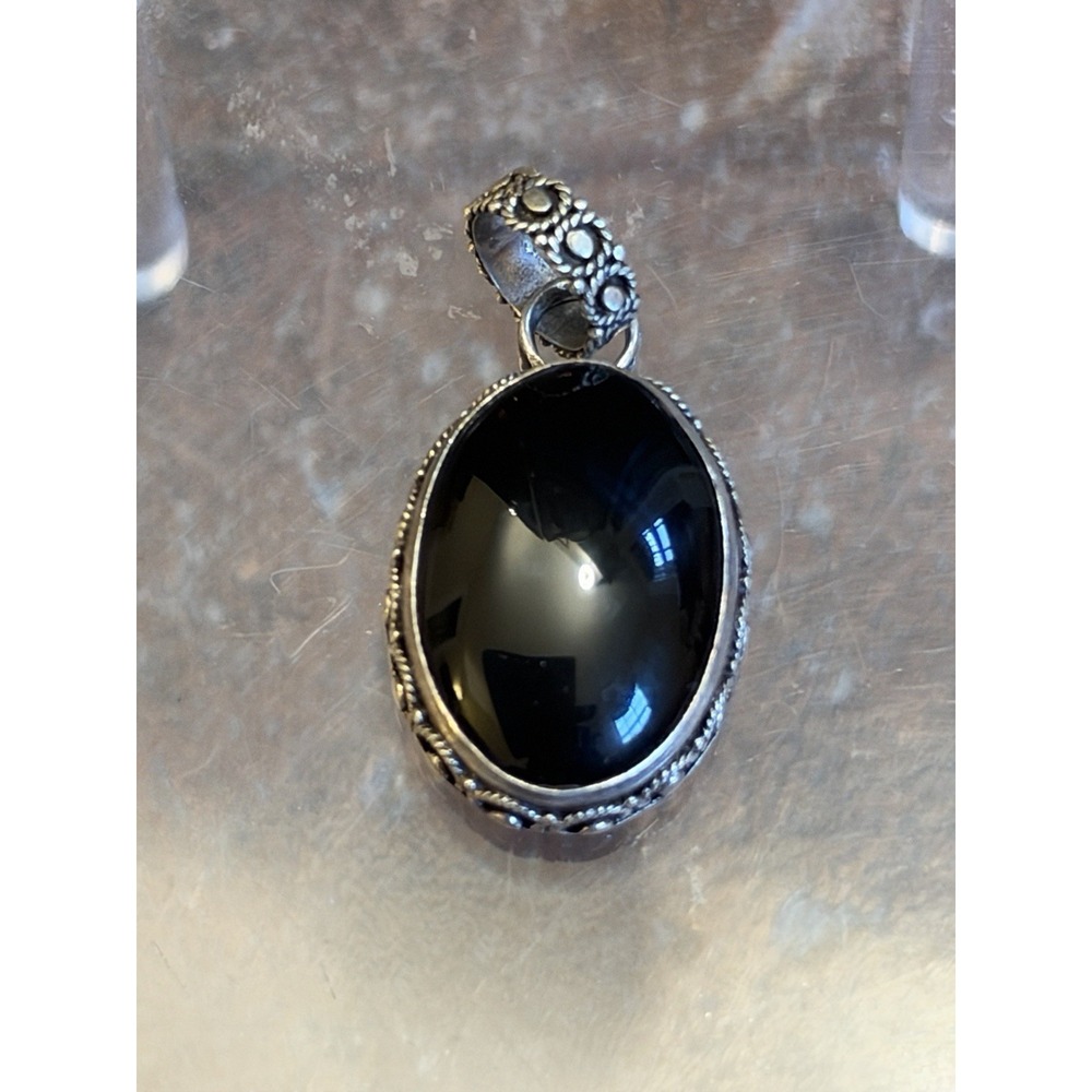 Vintage sterling silver 925 handmade round pendant with onyx and bead textured